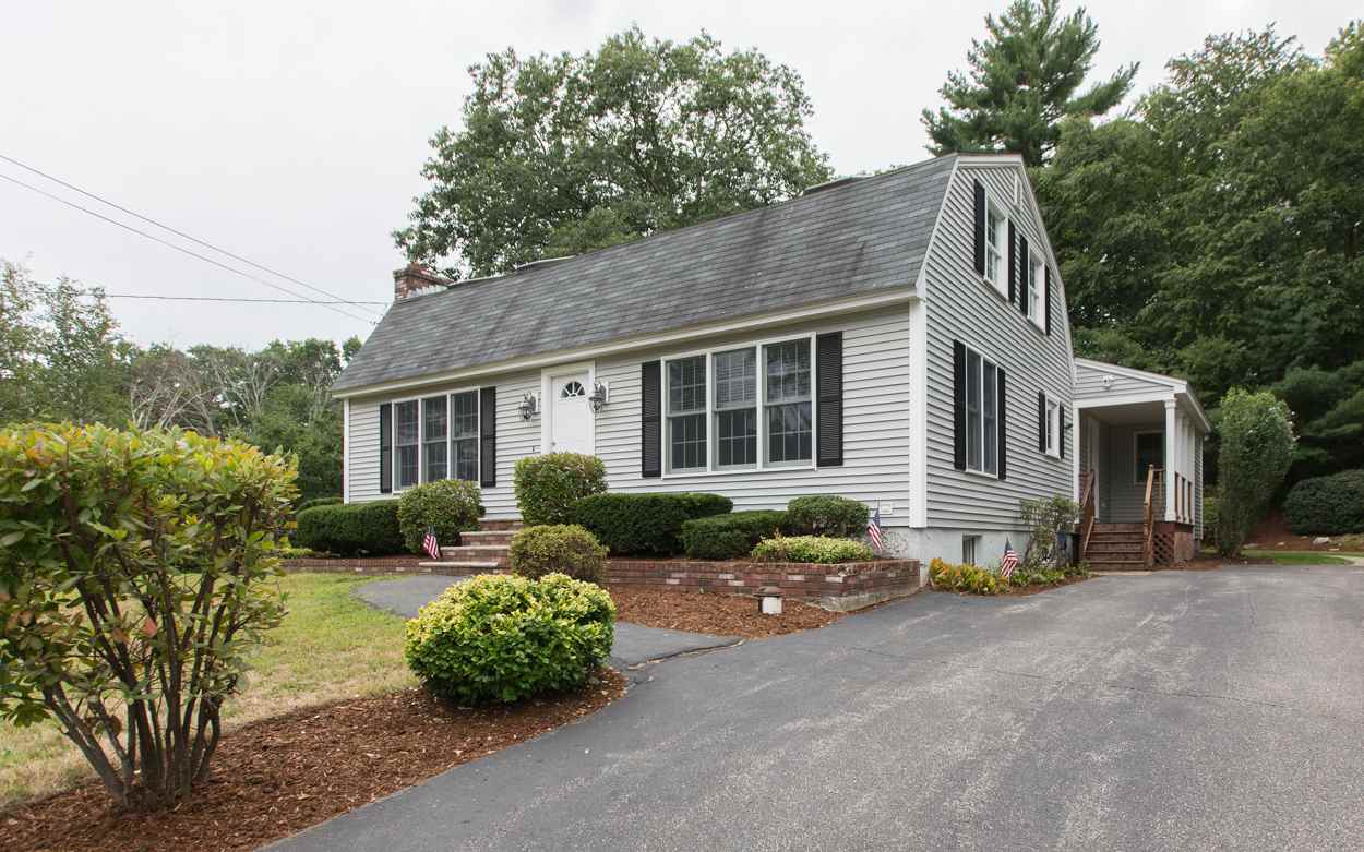 563 Mammoth Road Pelham, NH 03076 - Photo 1 of 24