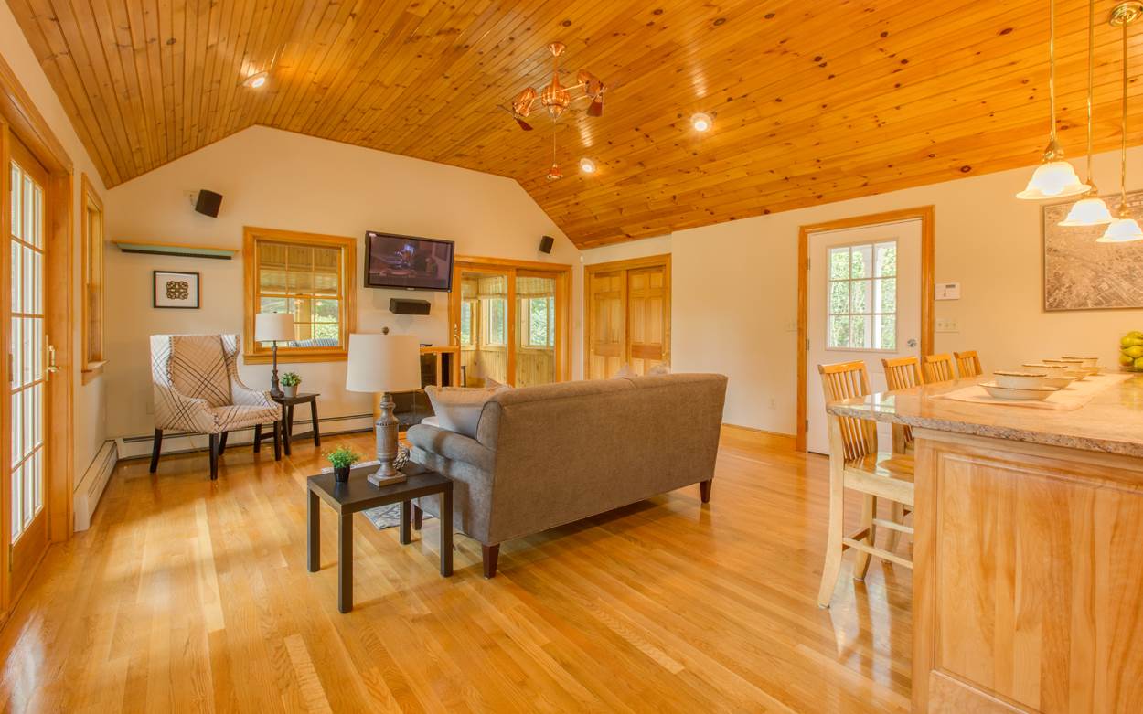 563 Mammoth Road Pelham, NH 03076 - Photo 12 of 24