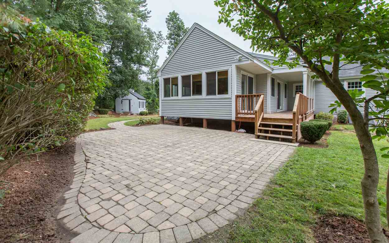 563 Mammoth Road Pelham, NH 03076 - Photo 3 of 24
