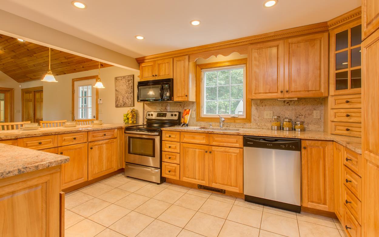 563 Mammoth Road Pelham, NH 03076 - Photo 9 of 24
