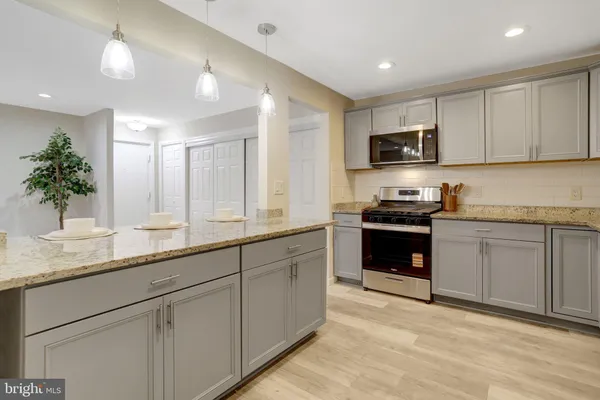 $385,000 | 7800 Dassett Court, Unit 204, Annandale, VA 22003