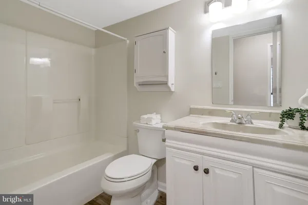 $385,000 | 7800 Dassett Court, Unit 204, Annandale, VA 22003