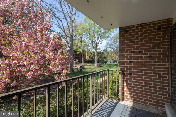 $385,000 | 7800 Dassett Court, Unit 204, Annandale, VA 22003