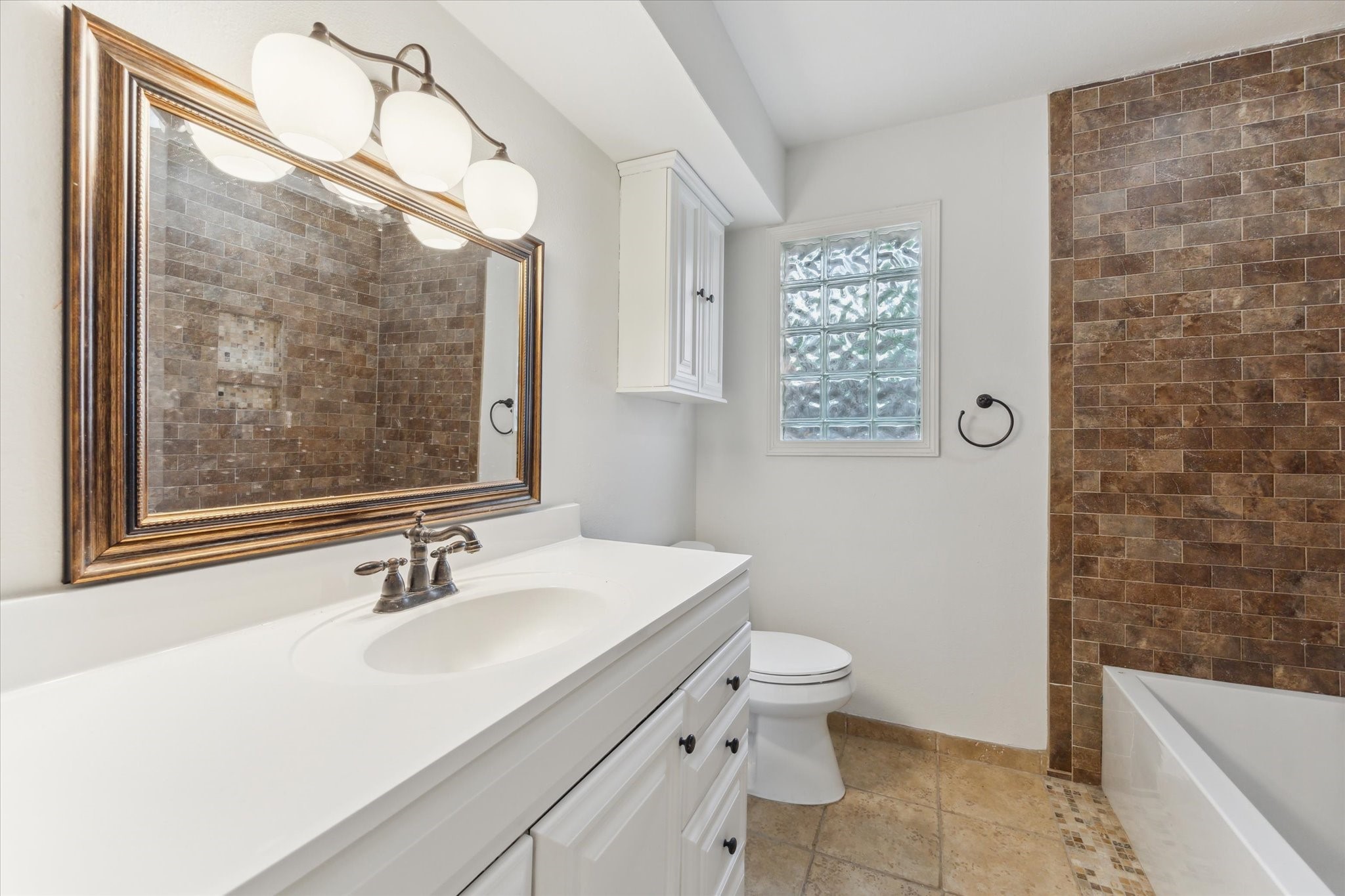 1402 Lehman Street Houston, TX 77018 - Photo 12 of 29 Secondary bath