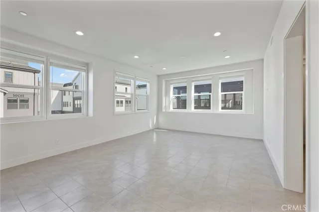 $5,000 | 19071 Main Street, Unit 125, Huntington Beach, CA 92648