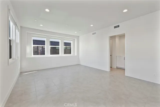 $5,000 | 19071 Main Street, Unit 125, Huntington Beach, CA 92648