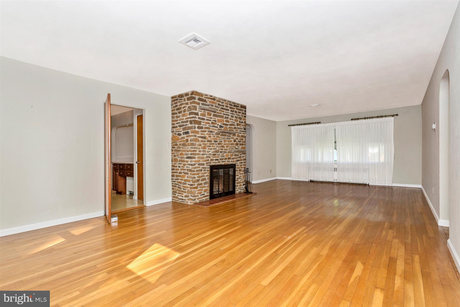 4340 Paradise Road Dover, PA 17315 - Photo 23 of 30 Living Room