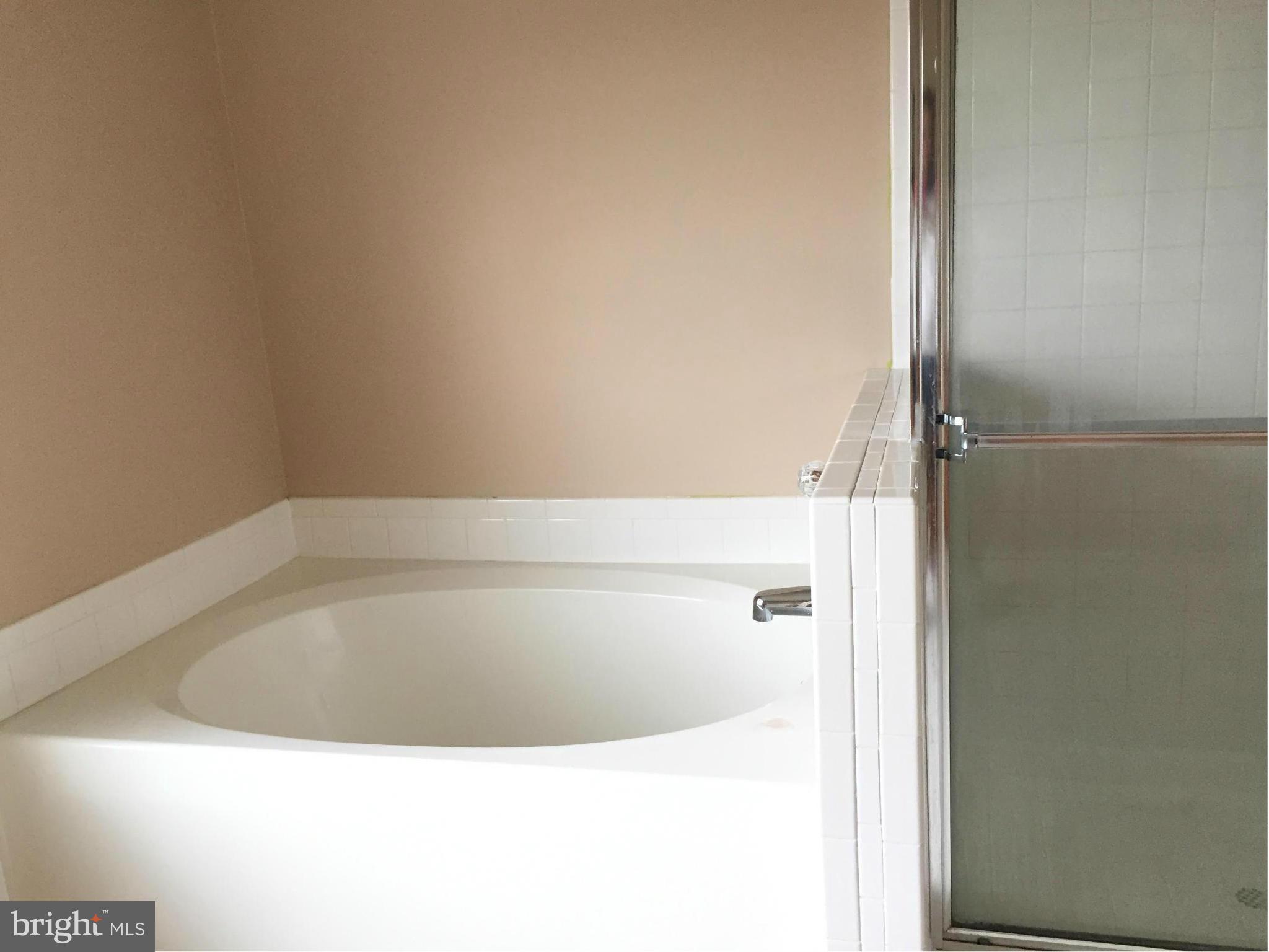 116 Commodore Drive Baltimore, MD 21221 - Photo 21 of 25 a bathroom with a bathtub