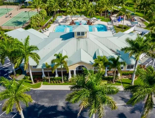 a view of a yard with plants