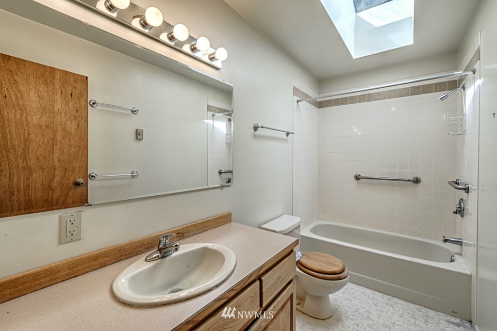 5237 West Shore Road Anacortes, WA 98221 - Photo 12 of 15 Gallery Image 12