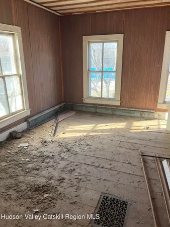 a view of empty room with window