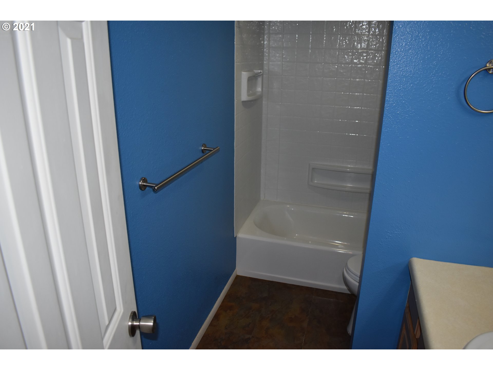4690 Southwest Comus Place Portland, OR 97219 - Photo 11 of 32 Gallery Image 11