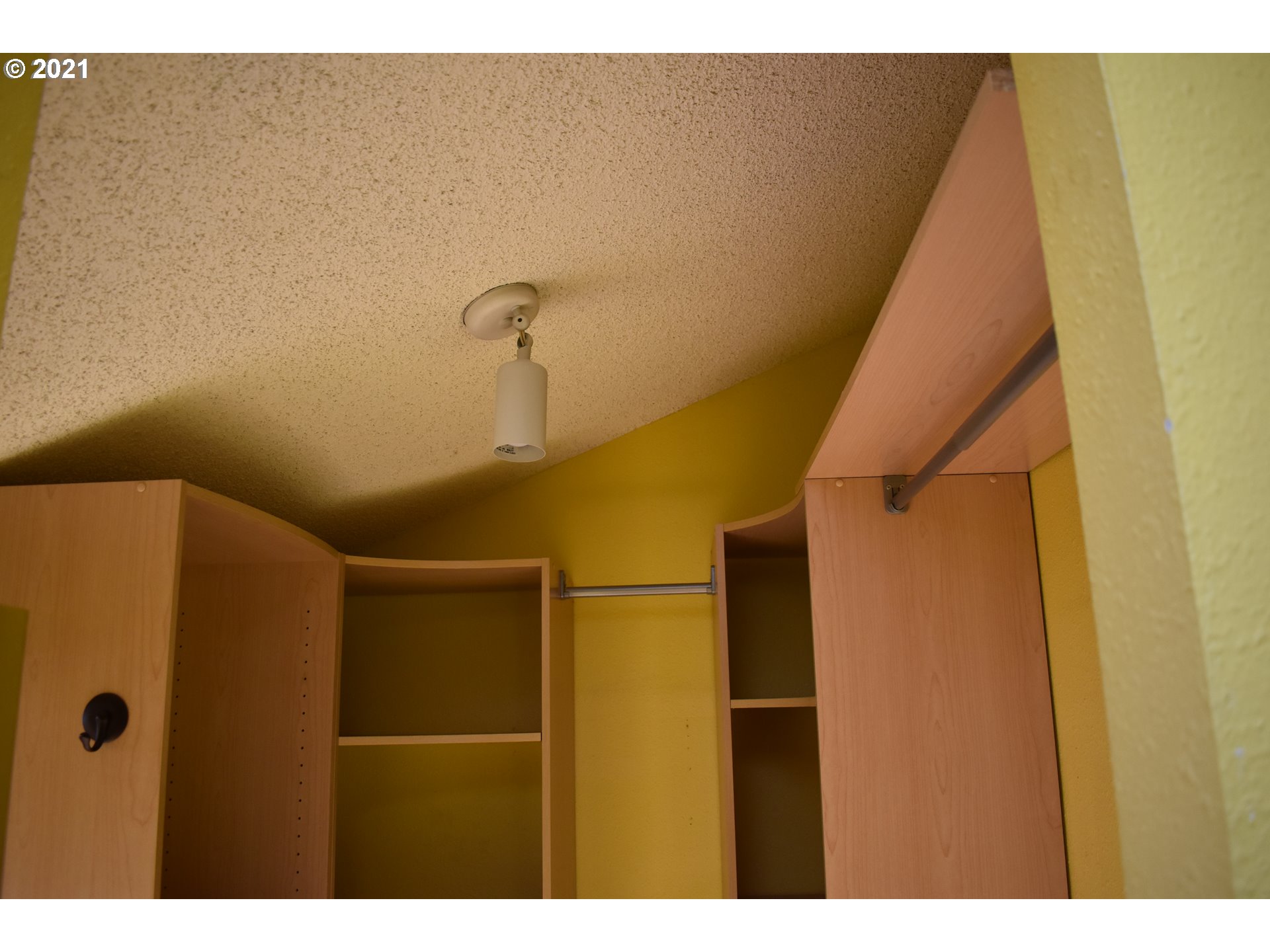 4690 Southwest Comus Place Portland, OR 97219 - Photo 28 of 32 Gallery Image 28