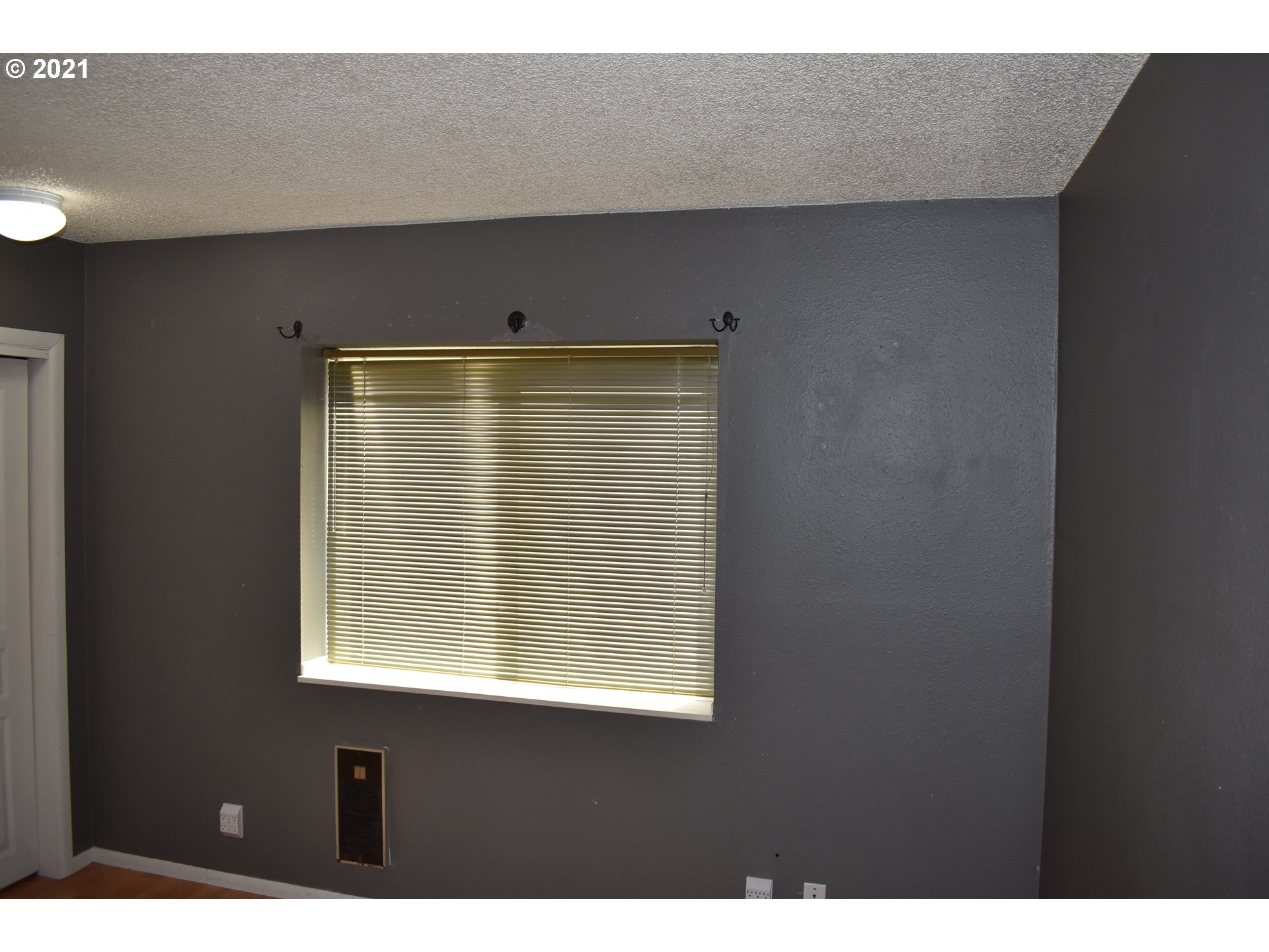 4690 Southwest Comus Place Portland, OR 97219 - Photo 8 of 32 Gallery Image 8