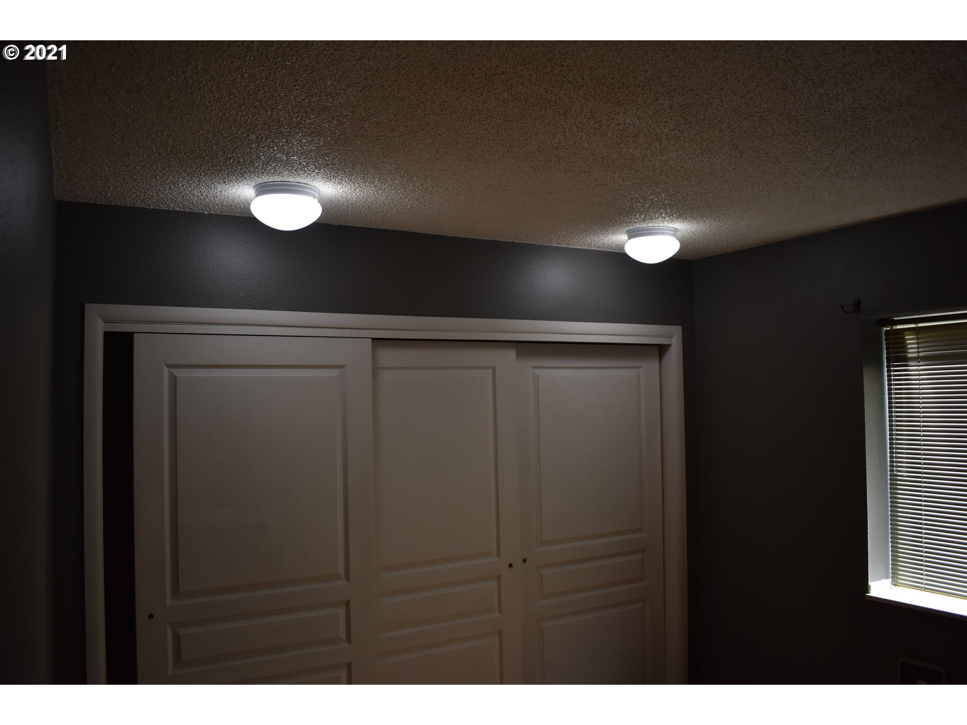 4690 Southwest Comus Place Portland, OR 97219 - Photo 9 of 32 Gallery Image 9
