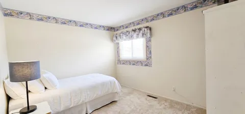 905 Nottingham Lane, Crystal Lake, IL 60014