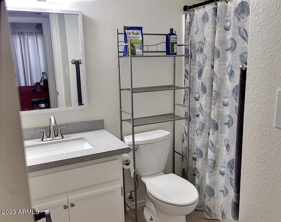 2144 East Center Lane, Unit 4 Tempe, AZ 85281 - Photo 12 of 17 Hall Bath Center