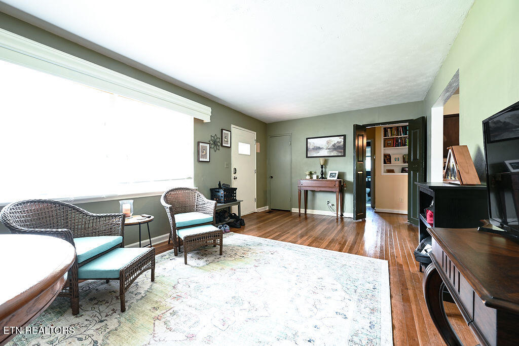 122 Salem Road Oak Ridge, TN 37830 - Photo 3 of 31 LivingRoom2