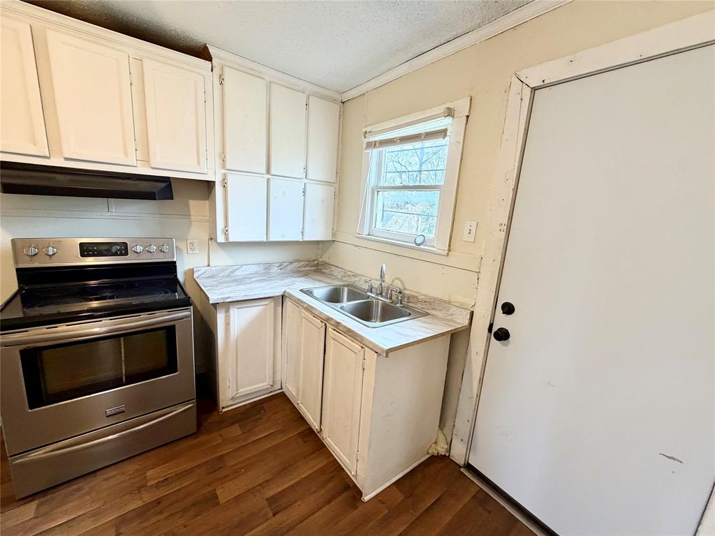 1140 Faulkner Lane Waco, TX 76704 - Photo 7 of 17 a kitchen with granite countertop a sink and a stove top oven