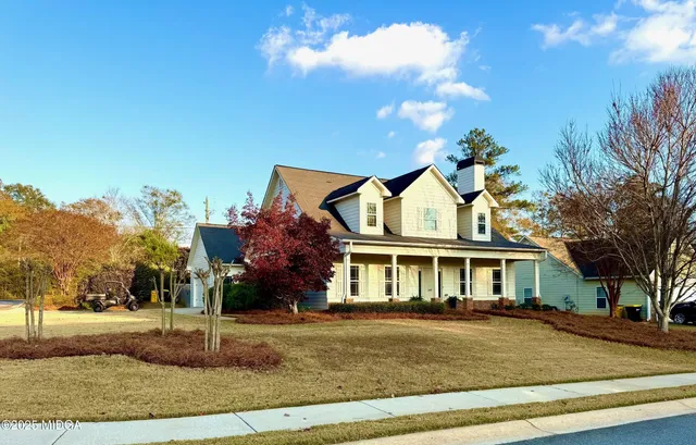 a view of house with a yard