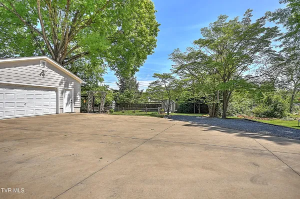 $479,000 | 1461 Holston Drive, Bristol, TN 37620