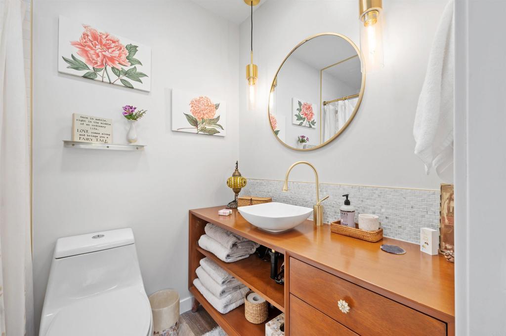 315 Volney Lane Encinitas, CA 92024 - Photo 32 of 51 a bathroom with a toilet a sink and a mirror