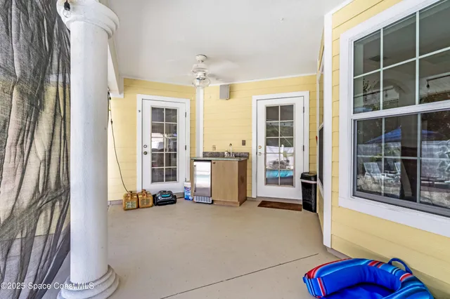 a view of a backyard