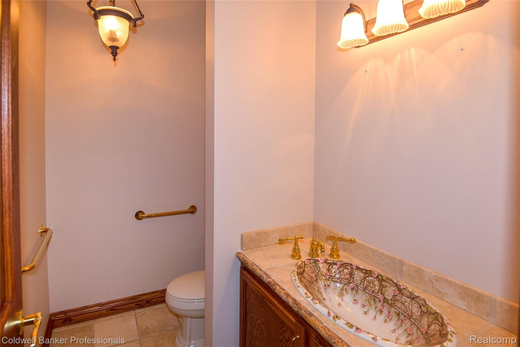 9250 Fox Hollow Road Clarkston, MI 48348 - Photo 18 of 42 Powder Room