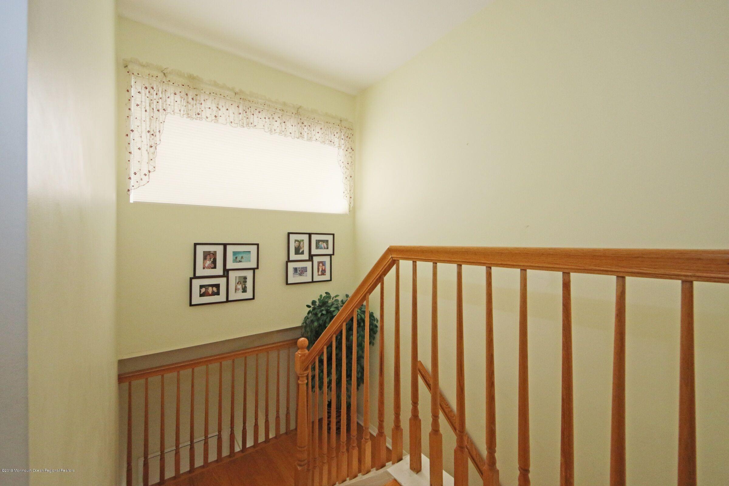 444 Middlewood Road Middletown, NJ 07748 - Photo 11 of 28 444 Middlewood uphall