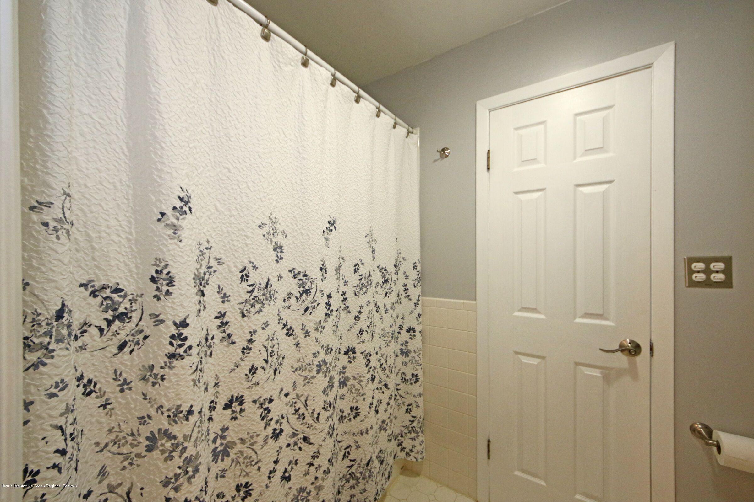 444 Middlewood Road Middletown, NJ 07748 - Photo 15 of 28 444 Middlewood bath