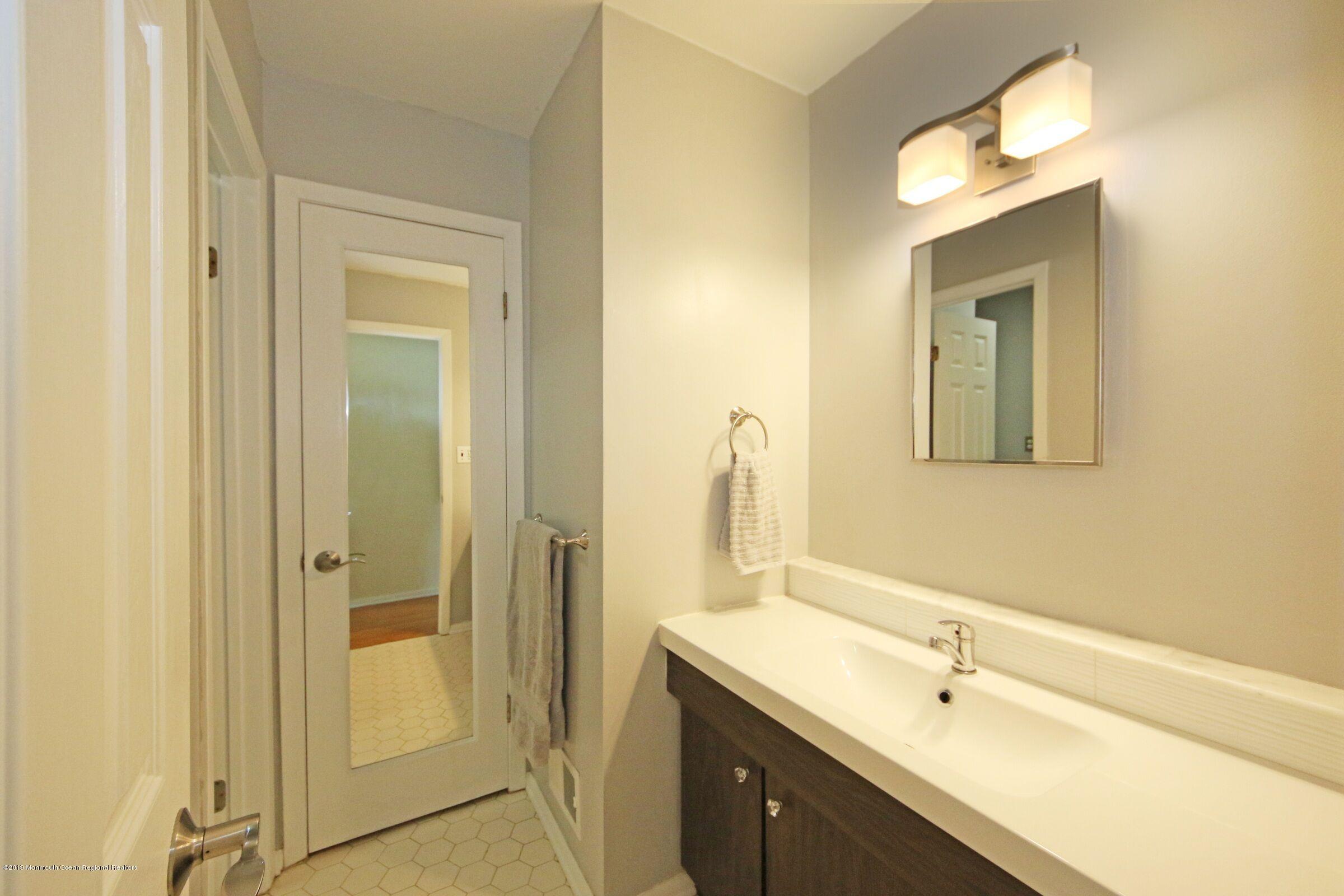 444 Middlewood Road Middletown, NJ 07748 - Photo 16 of 28 444 Middlewood mainsink