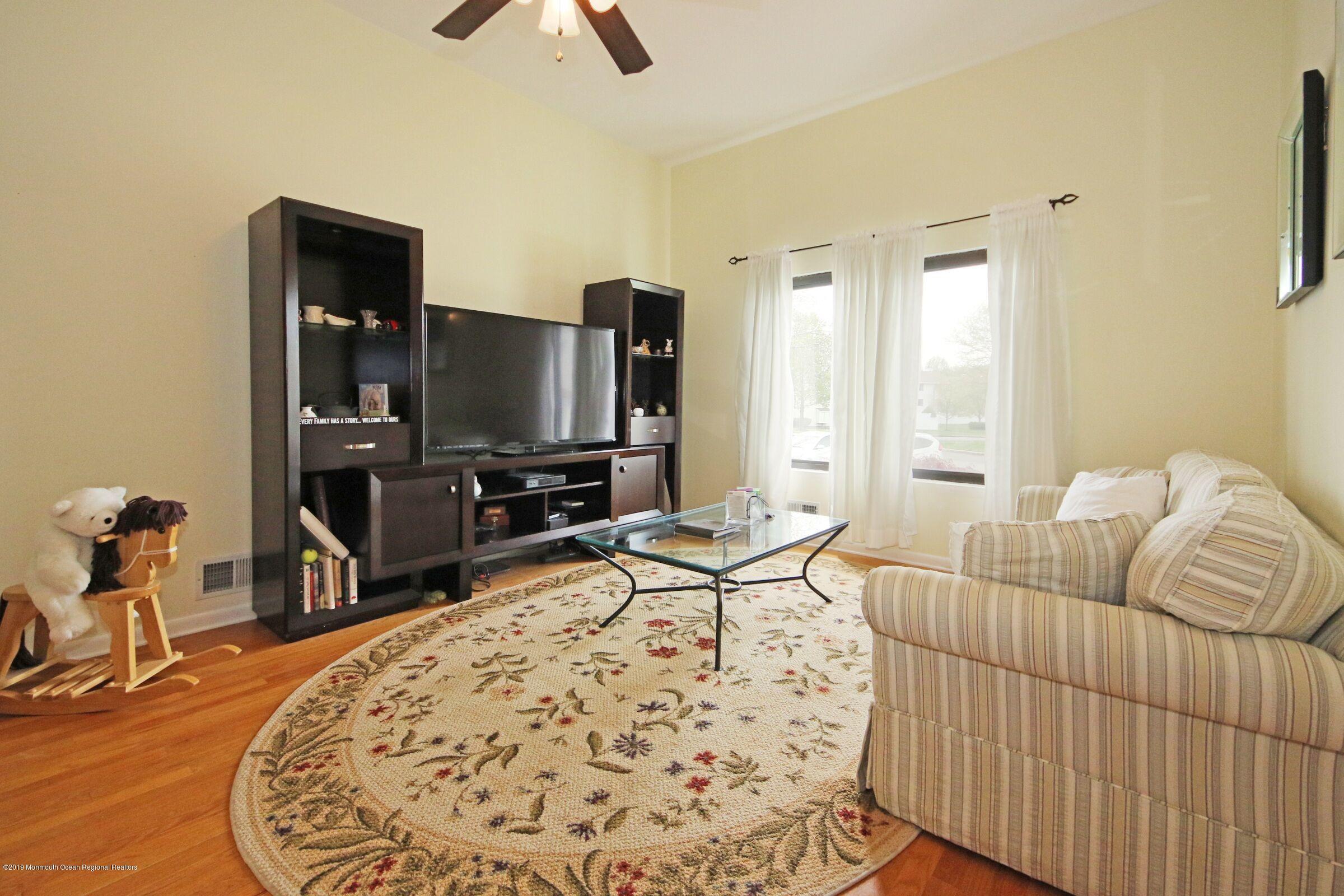 444 Middlewood Road Middletown, NJ 07748 - Photo 2 of 28 444 Middlewood livrm1