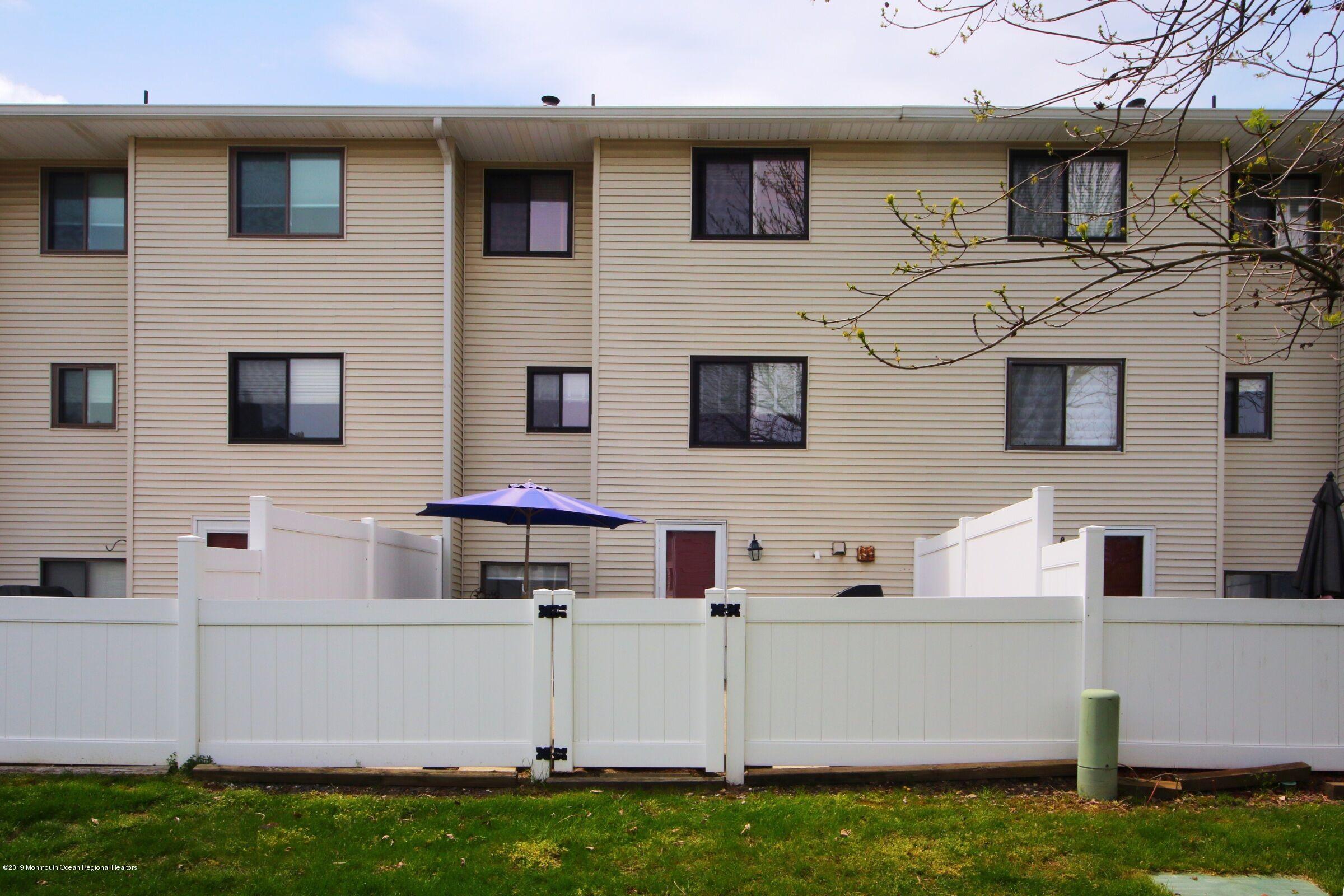 444 Middlewood Road Middletown, NJ 07748 - Photo 23 of 28 444 Middlewood backfence
