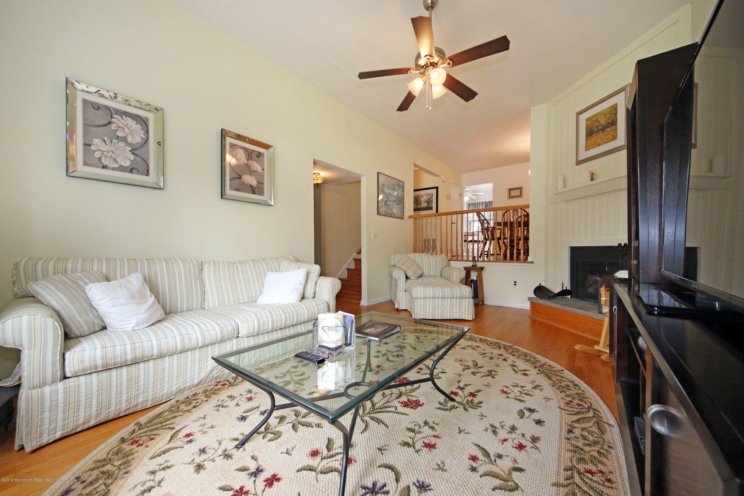 444 Middlewood Road Middletown, NJ 07748 - Photo 3 of 28 444 Middlewood livrm3