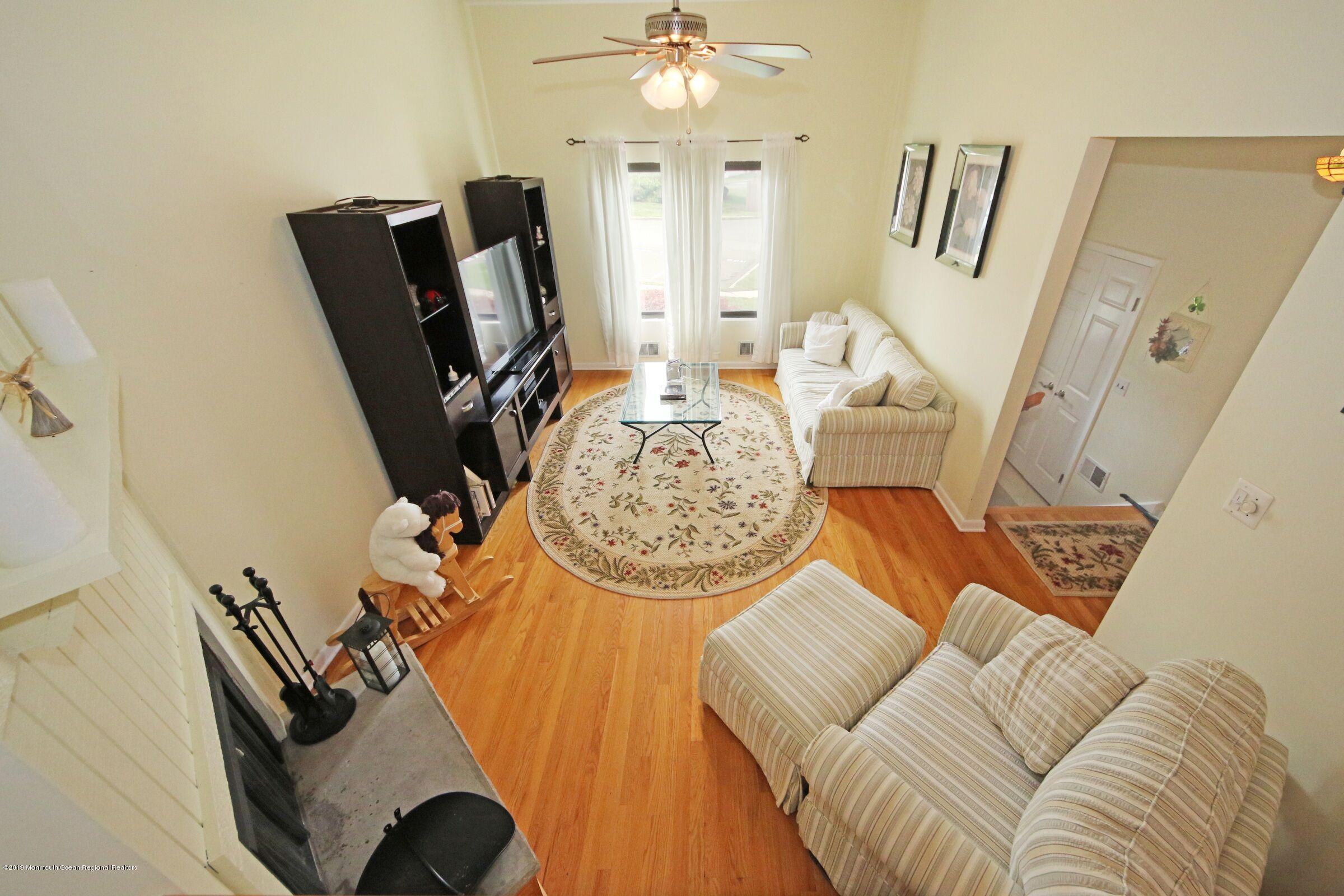 444 Middlewood Road Middletown, NJ 07748 - Photo 4 of 28 444 Middlewood livrm4
