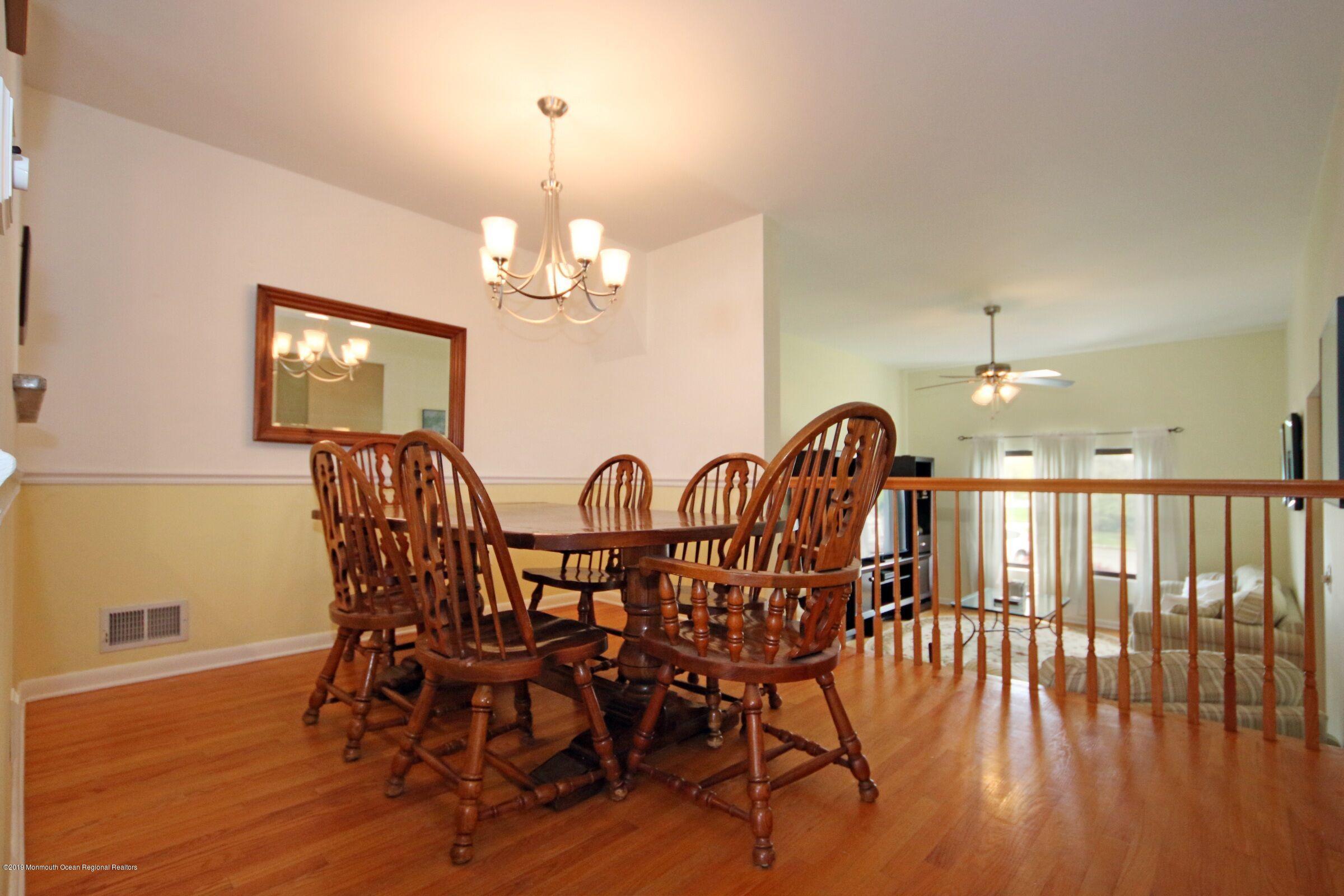 444 Middlewood Road Middletown, NJ 07748 - Photo 5 of 28 444 Middlewood dinrm2