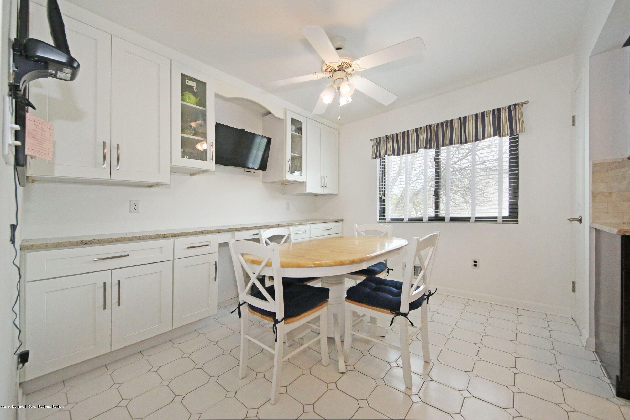 444 Middlewood Road Middletown, NJ 07748 - Photo 9 of 28 444 Middlewood nook1