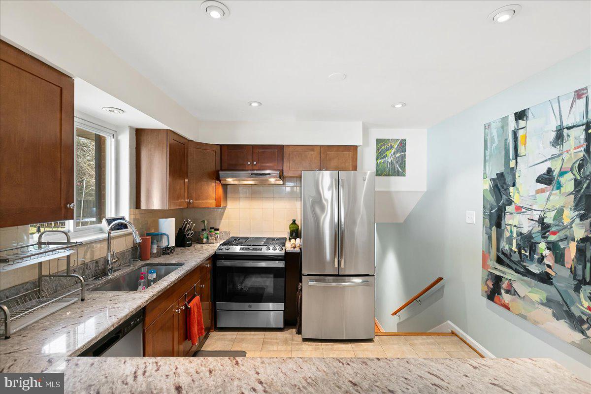 8016 Gosport Lane Springfield, VA 22151 - Photo 16 of 38