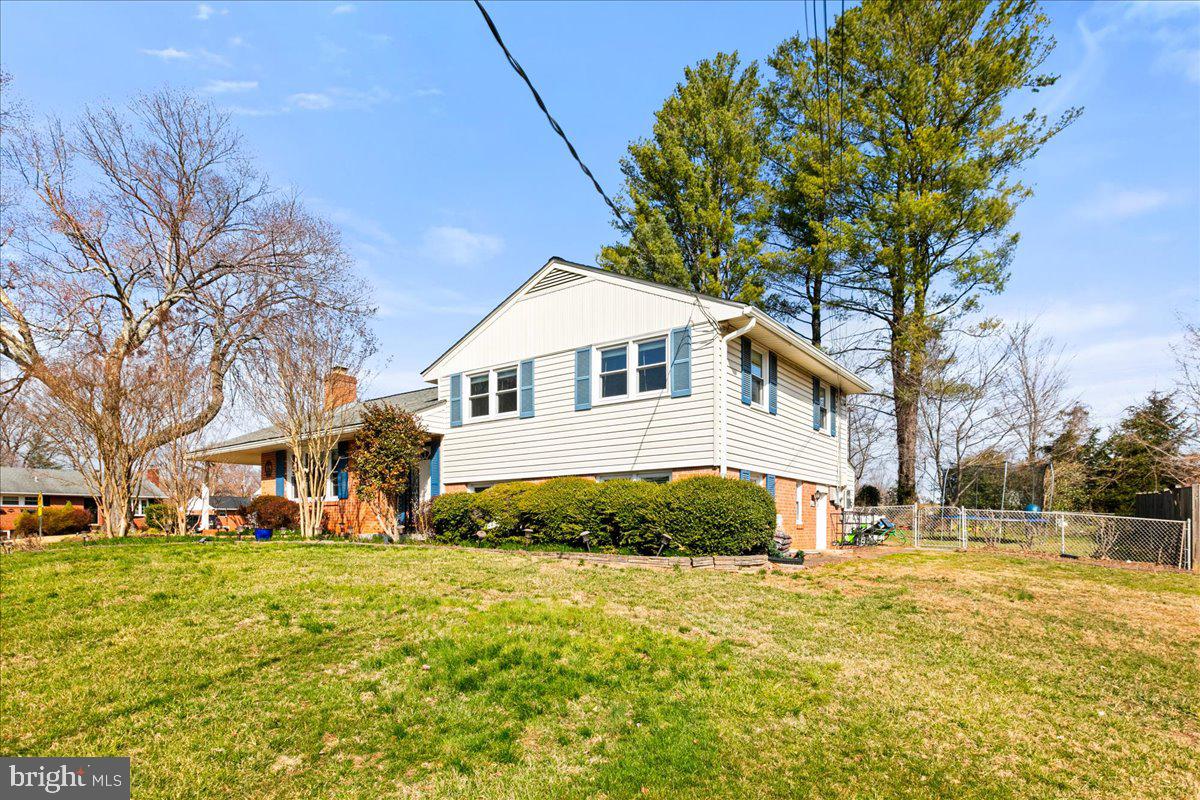 8016 Gosport Lane Springfield, VA 22151 - Photo 4 of 38