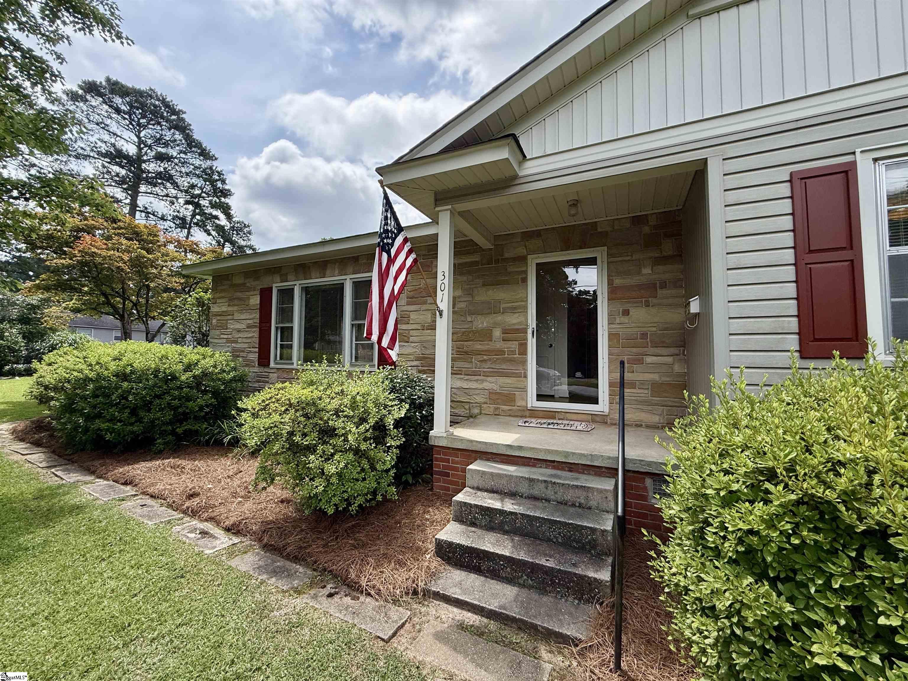 301 Pine Street Clinton, SC 29325 - Photo 2 of 20