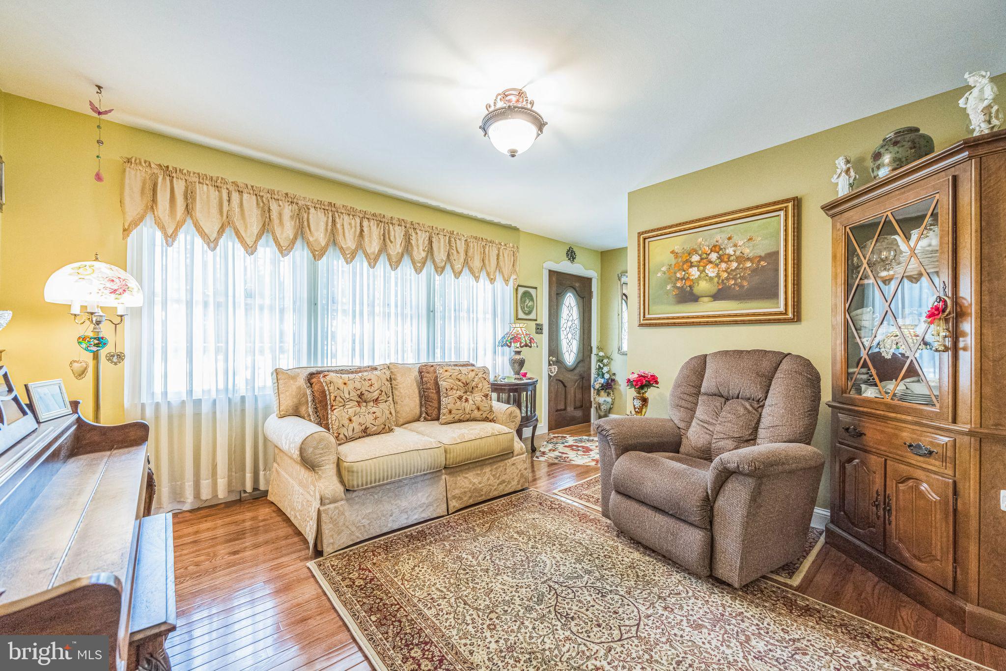 201 Walnut Avenue Berlin, NJ 08009 - Photo 6 of 27 Living Room