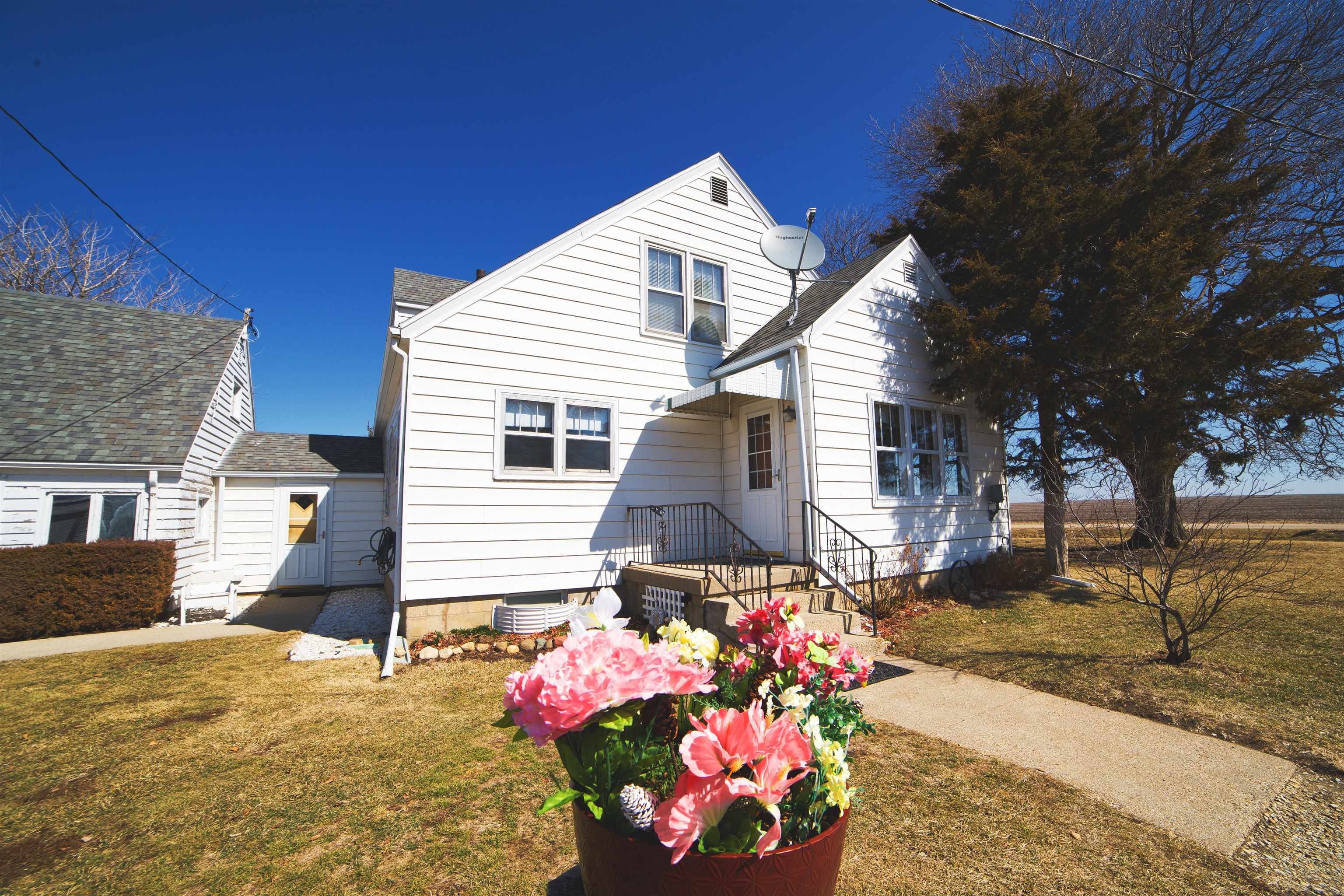 2428 South White Rock Road Rochelle, IL 61068 - Photo 8 of 46 a front view of house with flowers