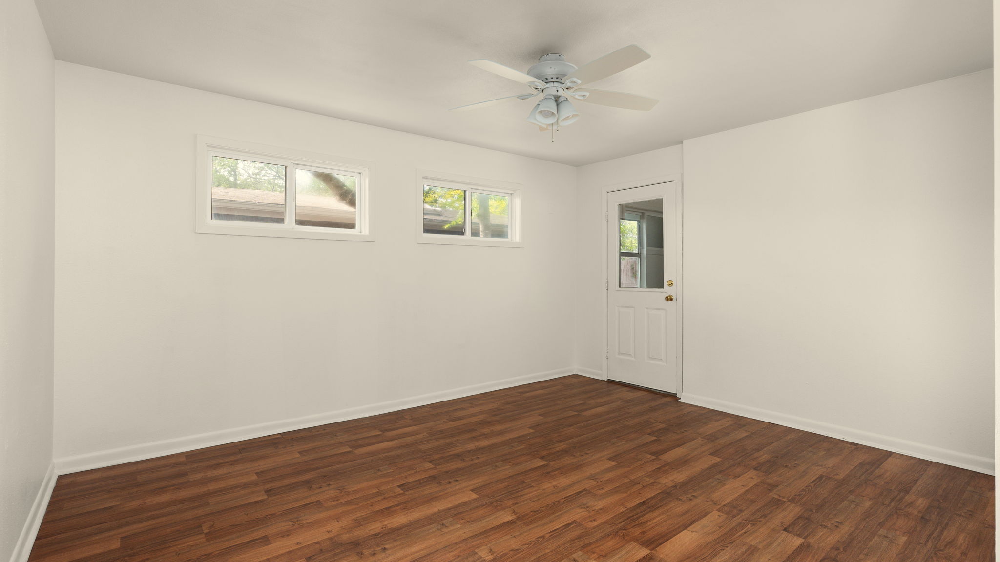 206 East Skyview Road Austin, TX 78752 - Photo 13 of 32 Rich hardwood-style flooring , this room opens up to kitchen or laundry room.