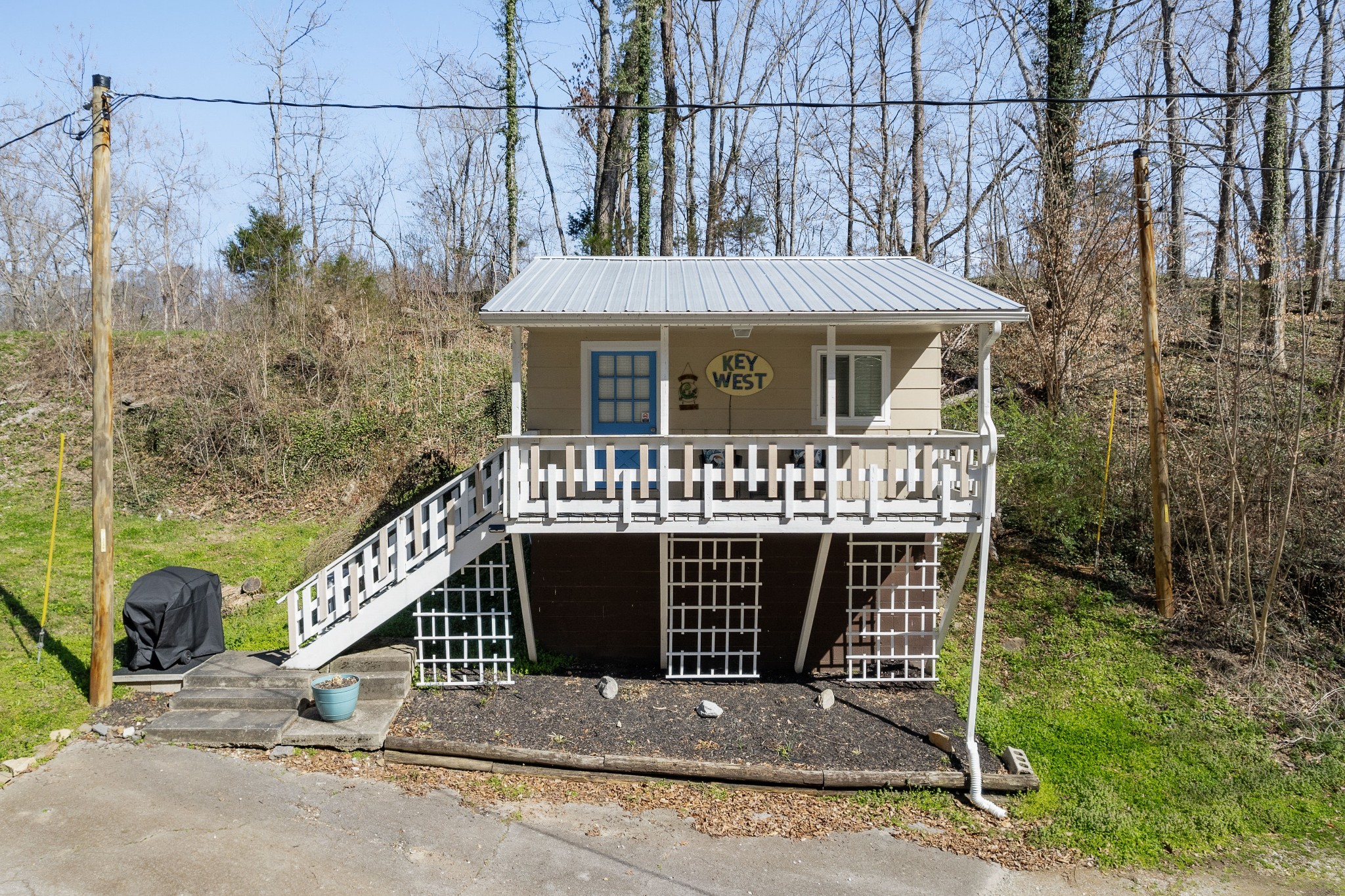 5641 Eastport Road Alpine, TN 38543 - Photo 2 of 15 a front view of a house with a yard