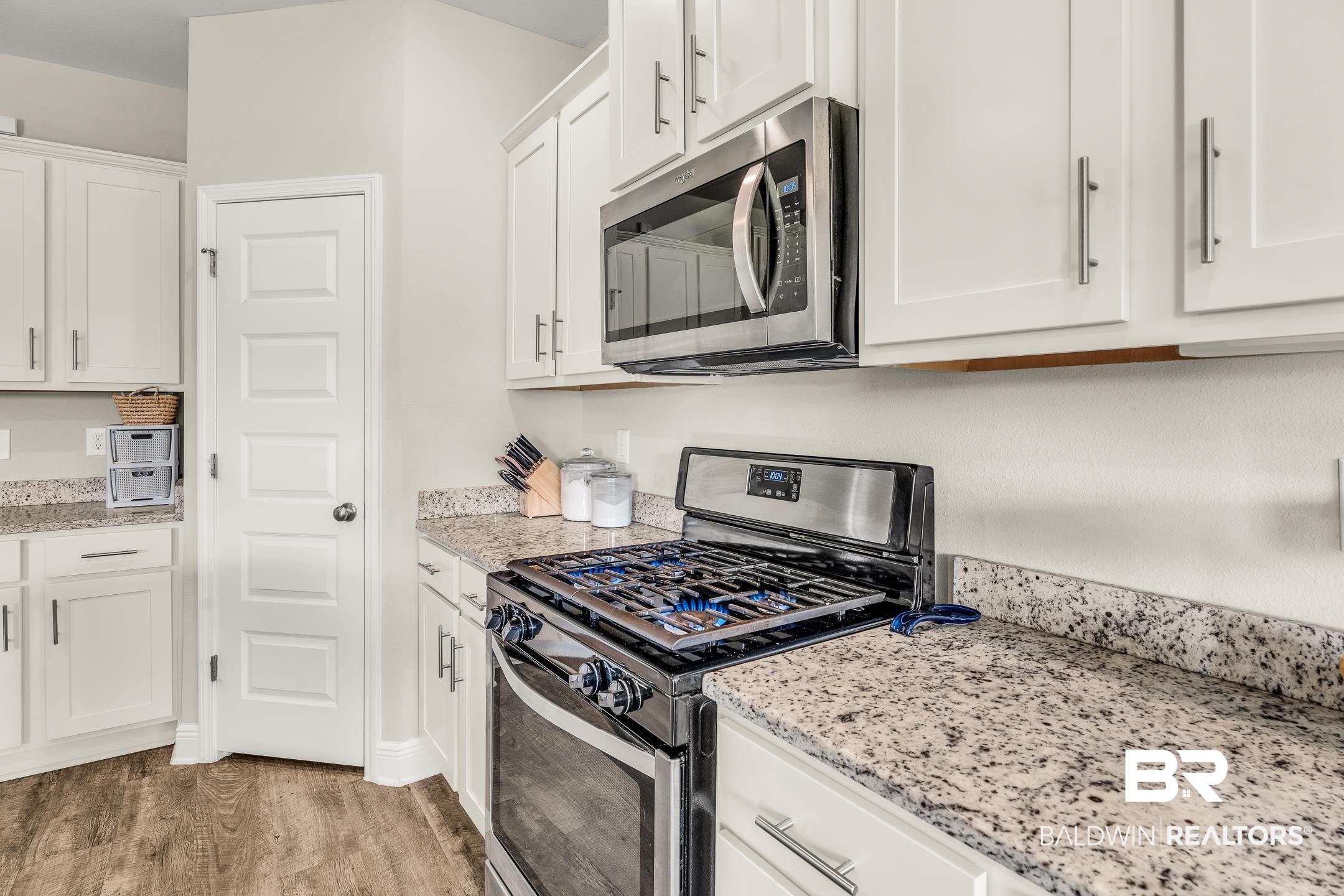 24859 Spectacular Bid Loop Daphne, AL 36526 - Photo 14 of 34 Kitchen Gas Stove
