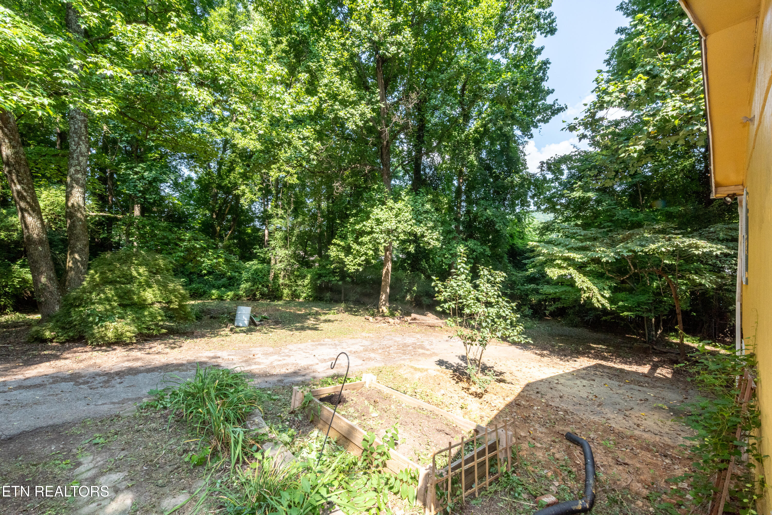 2839 Rifle Range Drive Knoxville, TN 37918 - Photo 27 of 31 side yard