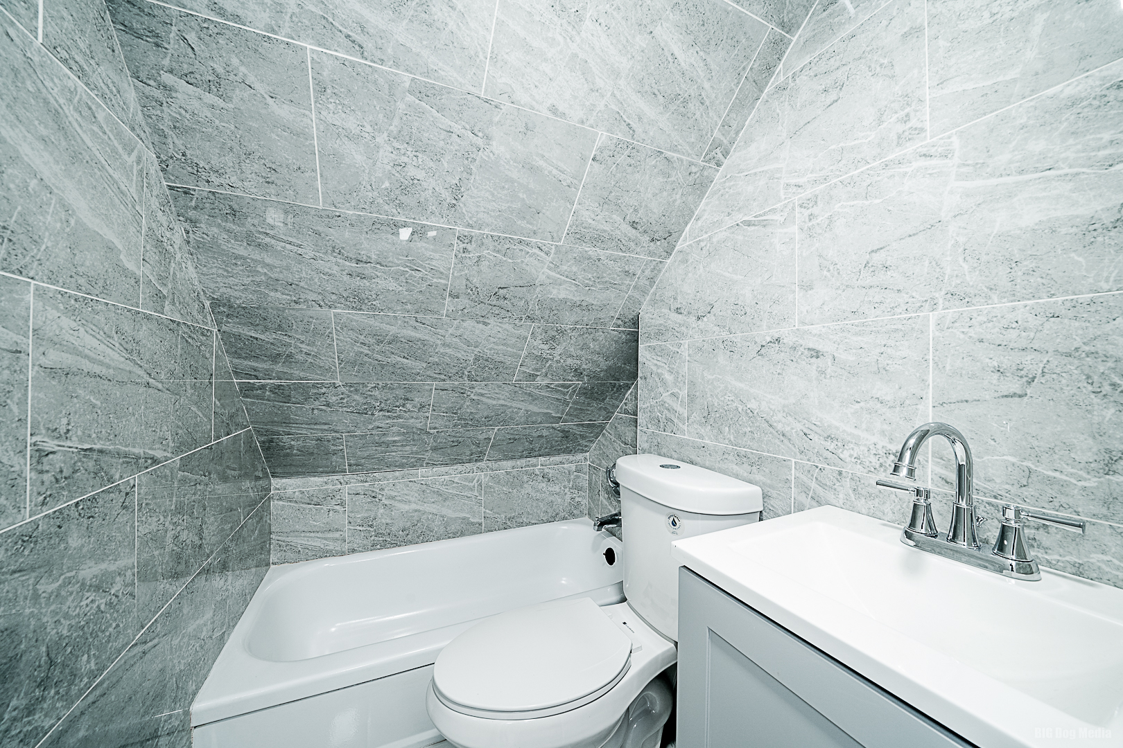11 167th Street Calumet City, IL 60409 - Photo 14 of 20 a bathroom with a sink toilet and bathtub