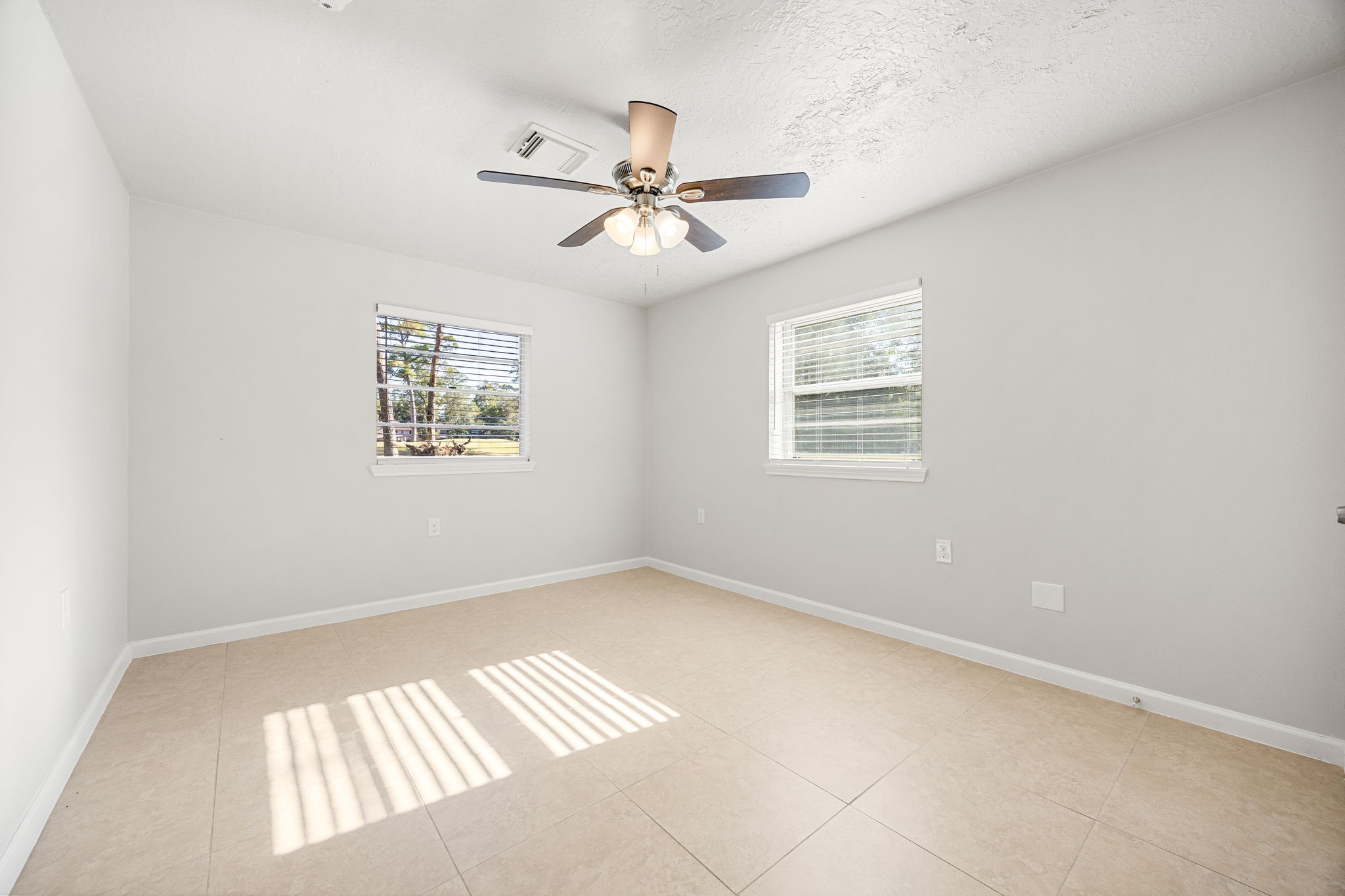 479 Brandon Road Conroe, TX 77302 - Photo 18 of 42 an empty room with windows and fan