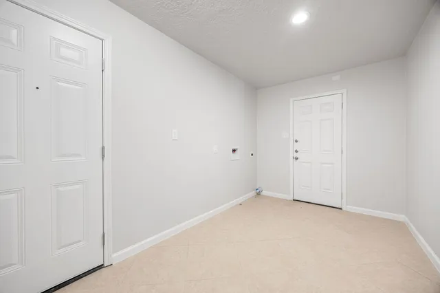an empty room with closet and ceiling fan