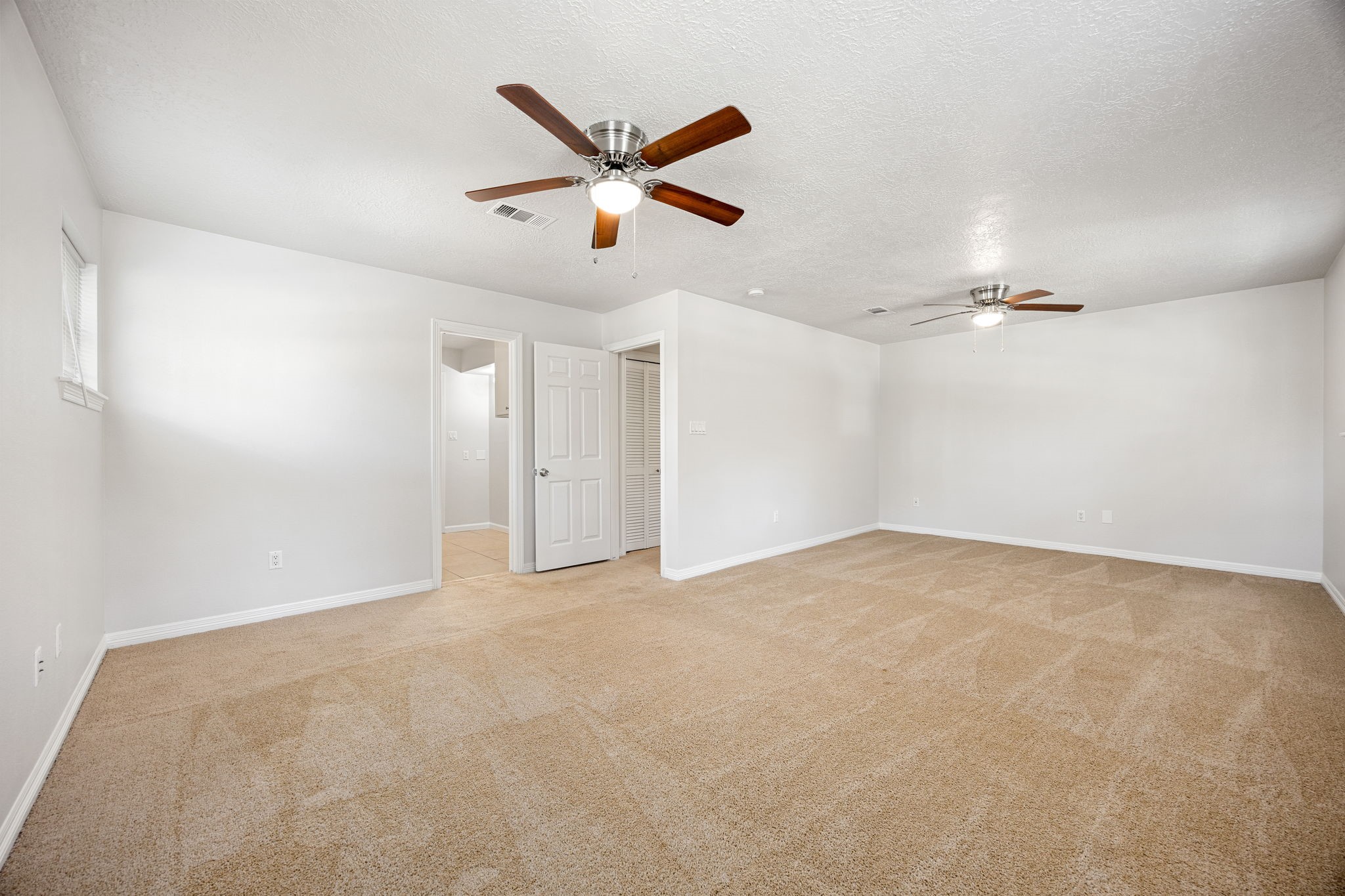 479 Brandon Road Conroe, TX 77302 - Photo 32 of 42 an empty room with ceiling fan and window